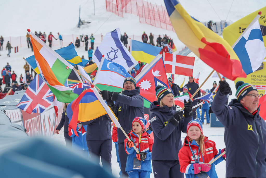 Land Salzburg / Franz Neumayr - Alpine Skiweltmeisterschaft, Saalbach2025, Ski-WM2025 in Saalbach-Hinterglemm, Salzburg, Österreich. Siegerehrung Herren Slalom und Schlussfeier Flaggenparade zur Schlussfeier