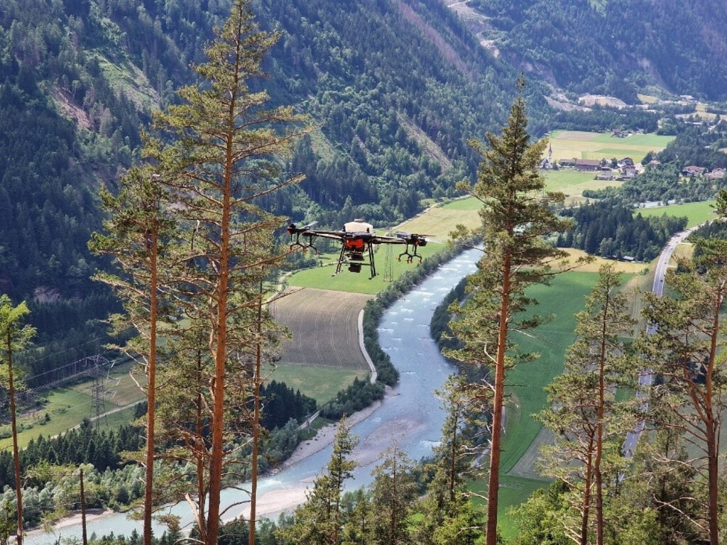 Land Tirol - Eine spezielle Agrardrohne verstreut die Samen über dem Zielgebiet.