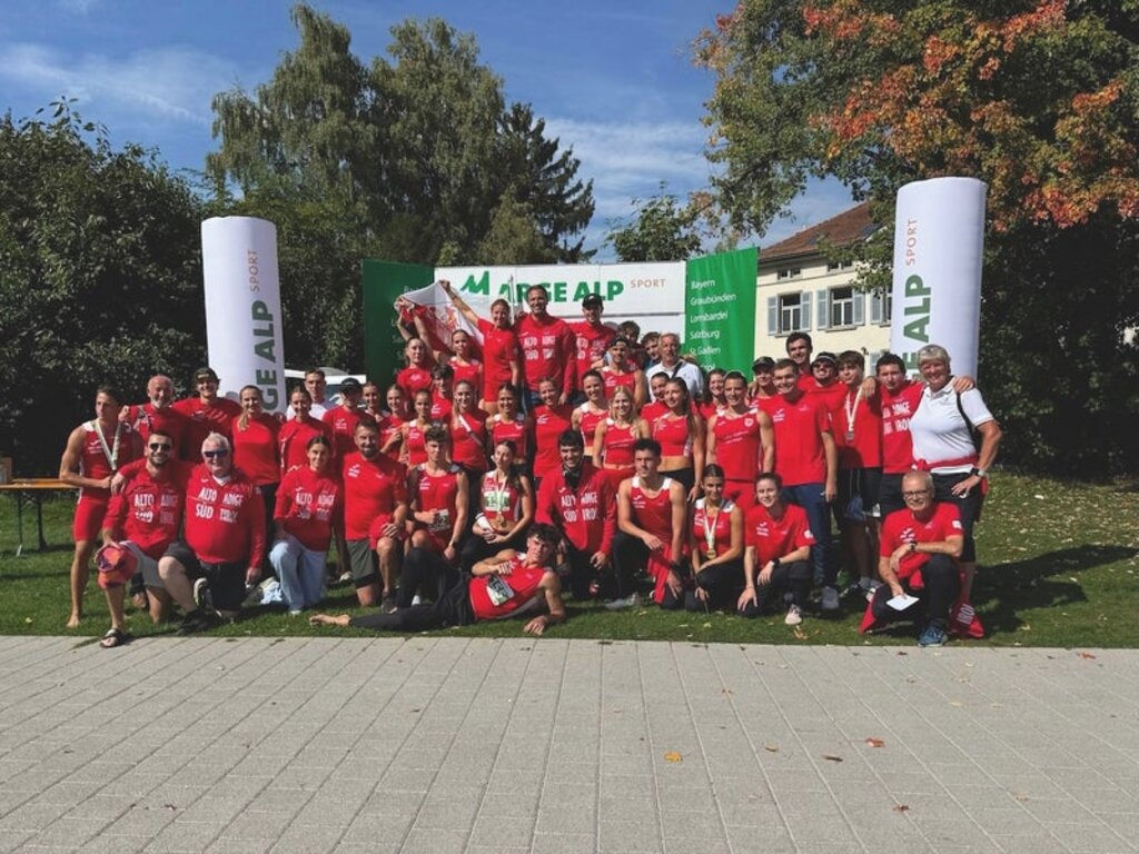 Comitato Alto Adige FIDAL - Atlete, atleti, tecnici e dirigenti della delegazione altoatesina festeggiano il successo alla competizione Arge Alp di atletica leggera di Neudorf, nel Cantone San Gallo, in Svizzera.