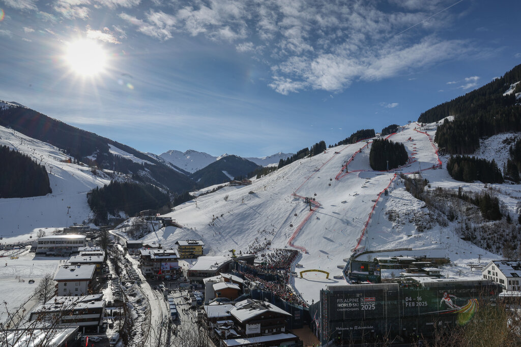 Land Salzburg / Franz Neumayr - Übersicht auf den 12er Kogel Hang mit Zielstadion in Hinterglemm, wo alle Rennen der Weltmeisterschaft ausgetragen werden. 