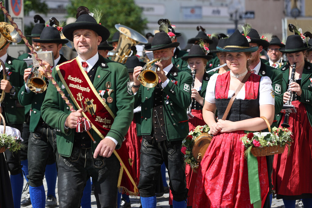 Festakt und Gedenken 700 Jahre Schlacht von Mühldorf am 4. September 2022 in Muehldorf am Inn. Rund 3.500 Schützen und Musikanten aus Salzburg gedenken der gemeinsamen Geschichte Salzburg und Bayern.