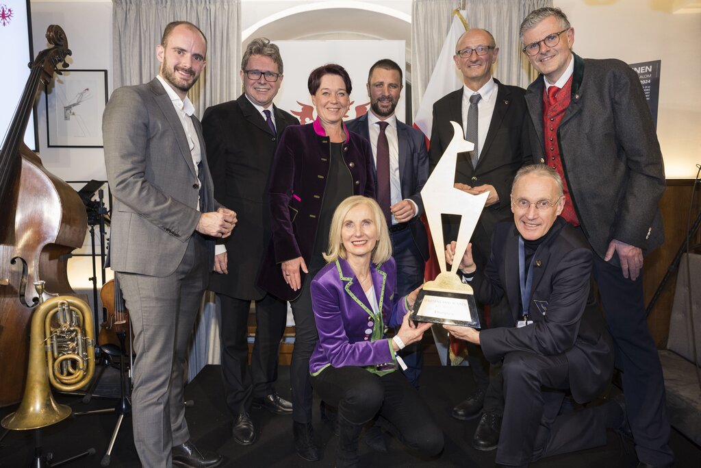 ©Land Tirol/Sedlak-(v.li.):Staatssekretär Florian Tursky, Bildungsminister Martin Polaschek,LTP Sonja Ledl-Rossmann,LHStv Georg Dornauer, LH Anton Mattle u. BM v. Kitzbühel Klaus Winkler, ÖSV-Präsidentin Roswitha Stadlober, KSC-Präs. Michael Huber