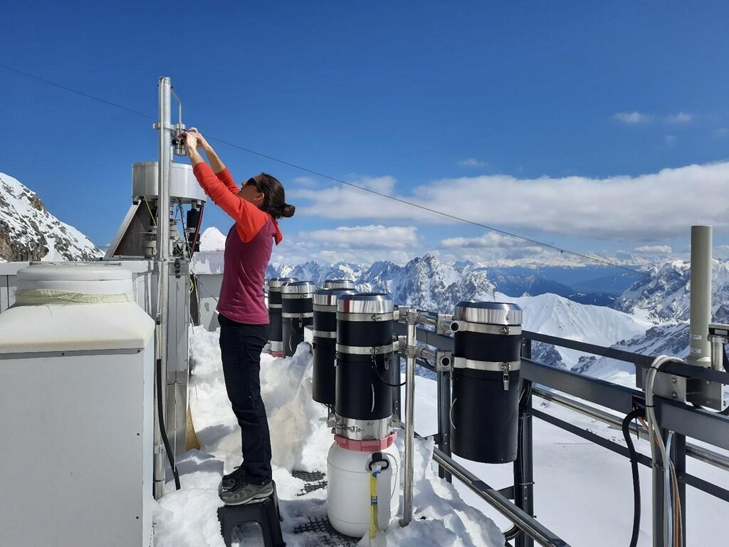 LfU - Hoch oben auf dem Gipfel der Zugspitze hat das LfU Gefäße für die Niederschlagssammlung aufgebaut