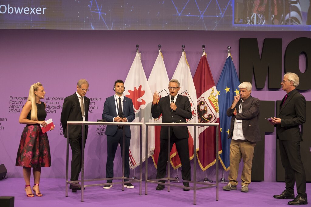 Land Tirol/Sedlak - Im Rahmen des Euregio Summit im Congress Centrum Alpbach diskutierten ExpertInnen über Möglichkeiten und Herausforderungen von KI im öffentlichen Bereich
