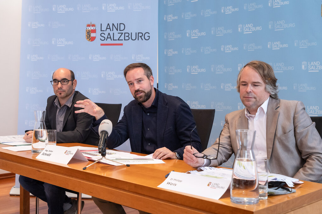 Land Salzburg/Neumayr/Hofer - Rupert Tomschy (Herry Consult Gmbh), Landeshauptmann-Stellvertreter Stefan Schnöll und Philipp Weis (Referat Öffentlicher Verkehr und Verkehrsplanung)