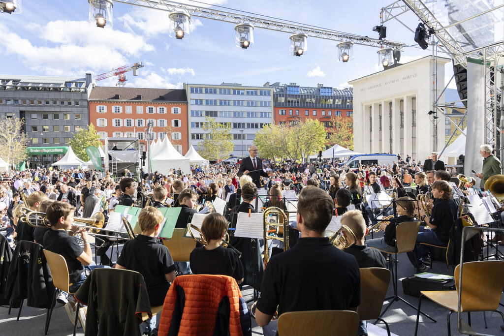 Land Tirol/Die Fotografen - LH Mattle dirigierte eine Musikkapelle auf der Landhausbühne.