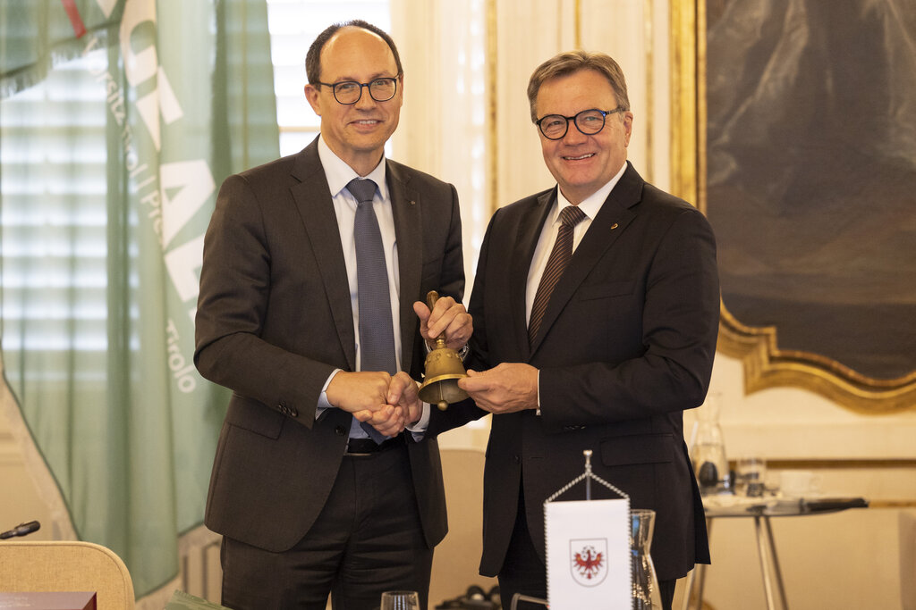 Die Fotografen - Die ARGE ALP-Präsidentschaft ging von Tirol an den Kanton St. Gallen. LH Günther Platter übergibt als Symbol dafür eine Glocke an Regierungspräsident Marc Mächler.