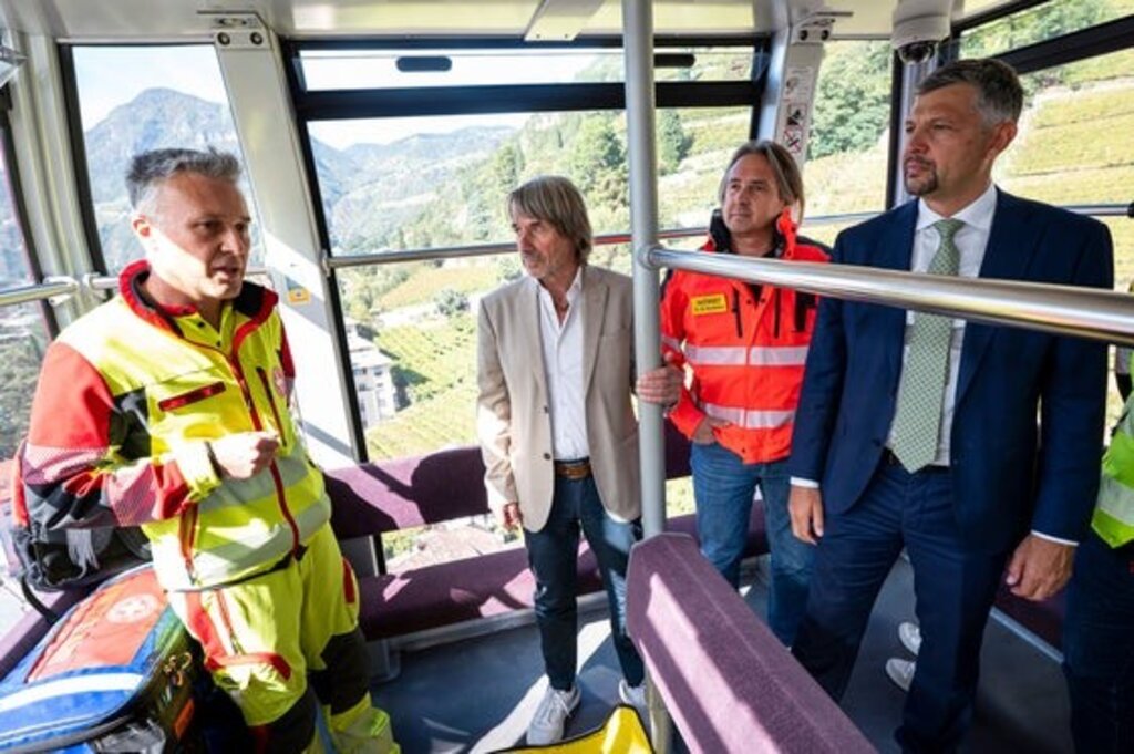 LPA/Fabio Brucculeri - Ausbildungsleiter Lorenz Lintner, Gesundheitslandesrat Hubert Messner, Primar der Notfall-, Anästhesie und Intensivmedizin Marc Kaufmann und Mobilitätslandesrat Daniel Alfreider.