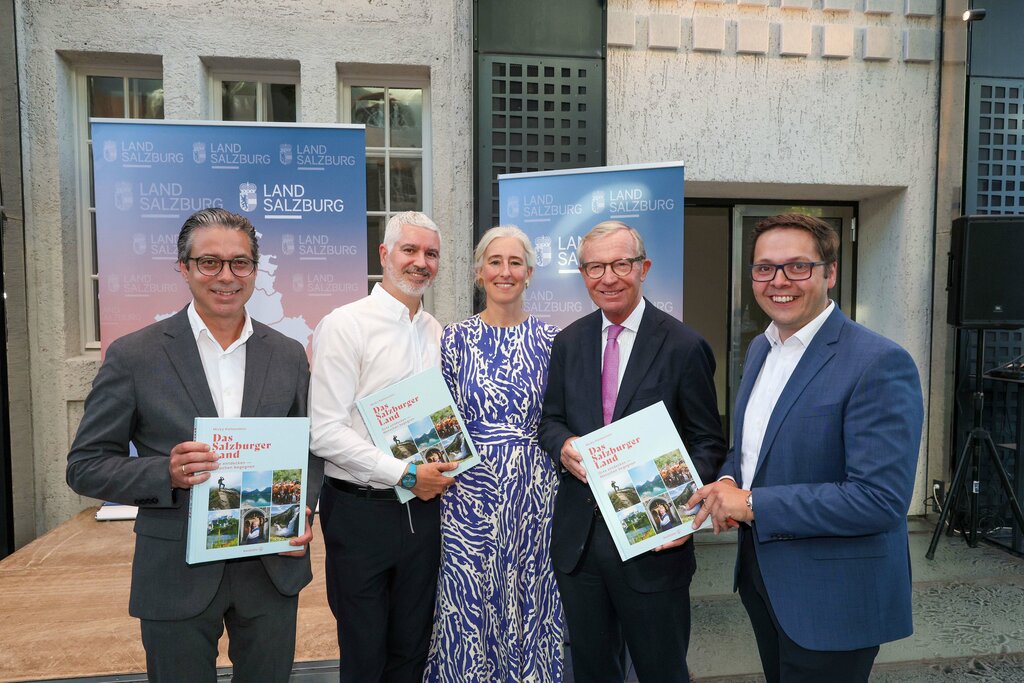 Land Salzburg/Neumayr/Hölzl - Nikolaus Brandstätter (Brandstätter Verlag), Gianmaria Gava (Fotograf), Maren Wetcke (Brandstätter Verlag) , LH Wilfried Haslauer und Franz Wieser (Leiter Landes-Medienzentrum)