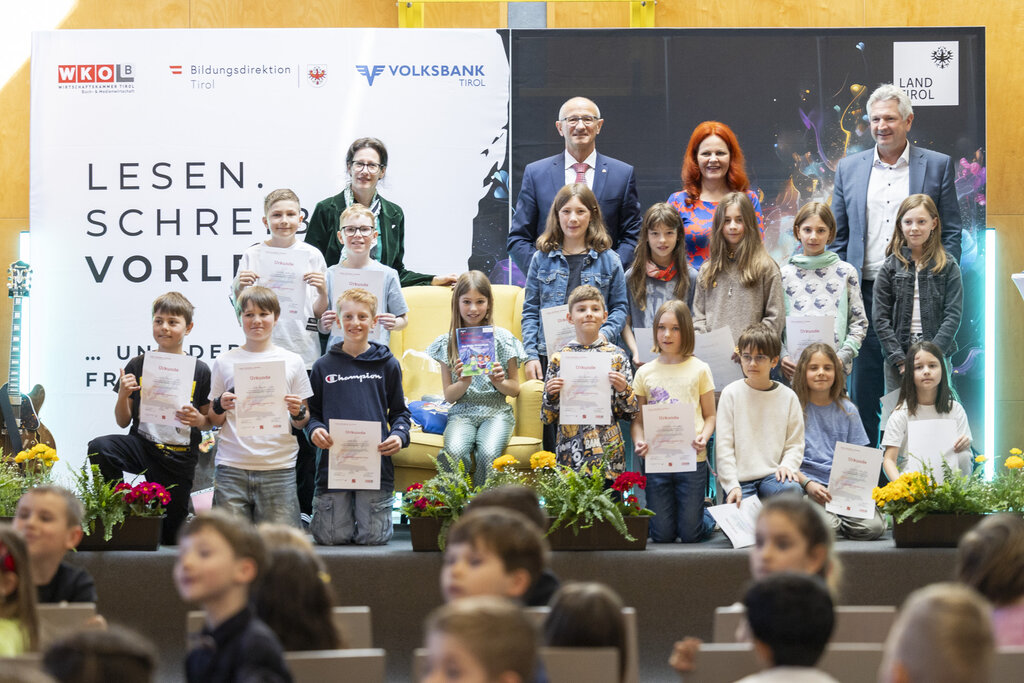 © Land Tirol/Die Fotografen - V.l.n.r.: WK-Vertreterin Sonja Altenburger, LH Mattle, Bildungslandesrätin Hagele, Franz Stern (Filialleiter der Volksbank-Hauptgeschäftsstelle Innsbruck) und die Kinder der Siegerklasse der Volksschule Aldrans