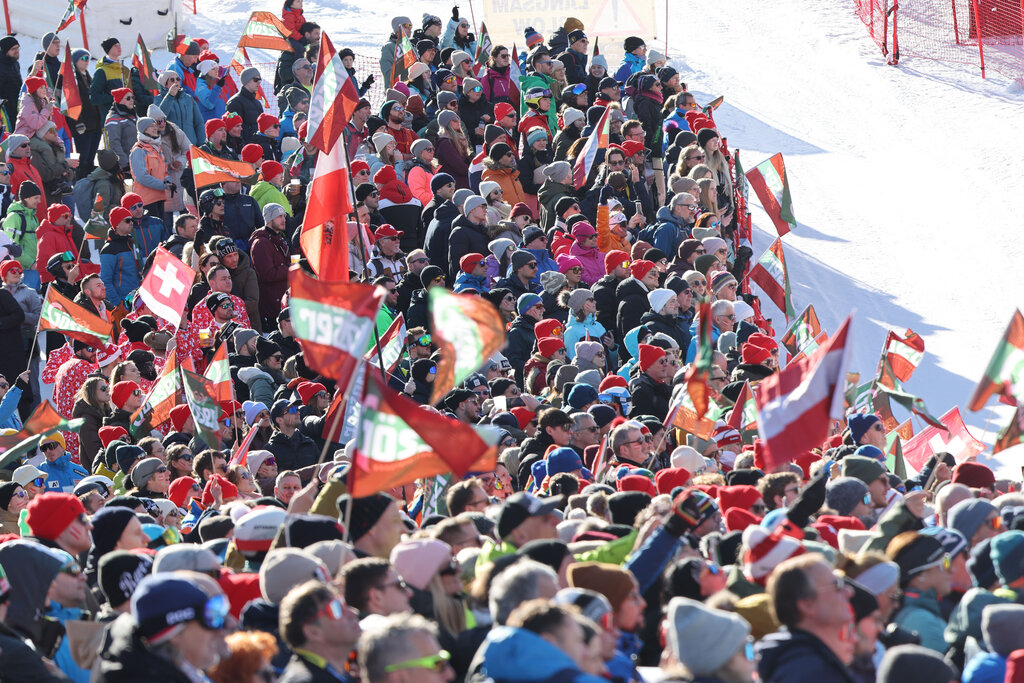 Land Salzburg/Franz Neumayr - Alpine Skiweltmeisterschaft, Saalbach2025, Ski-WM2025 in Saalbach-Hinterglemm. Abfahrt der Damen, Damenabfahrt. Im Bild: Stadion, Fans, Übersicht, Fahnen 