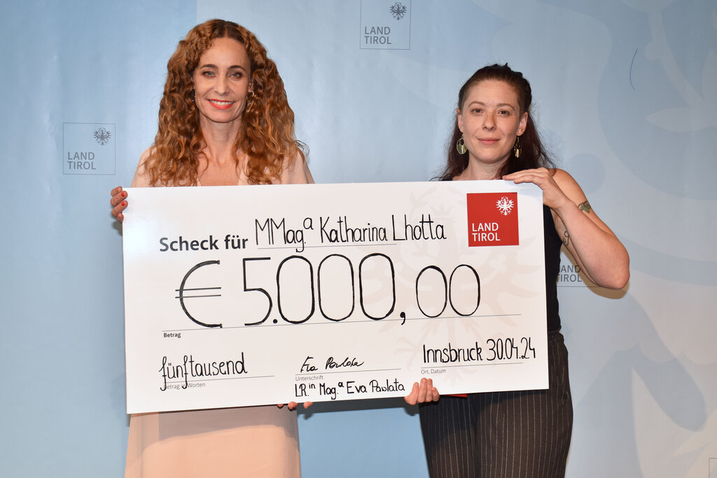 @Dorfmann - Der Tiroler Frauenpreis ist mit 5.000 Euro dotiert.