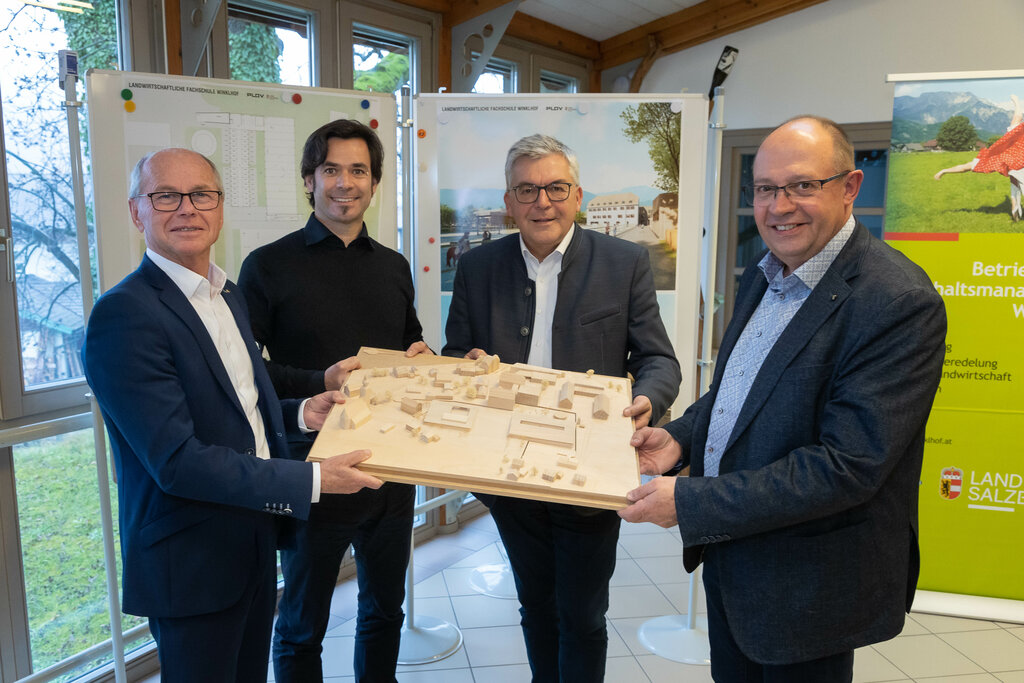 Land Salzburg/Neumayr/Hofer 22.11.2022 im Bild Landeshauptmann-Stellvertreter Christian Stöckl, Arch. Christoph Leitner (PLOV Architekturbüro), Landesrat Josef Schwaiger, Dir. Georg Springl