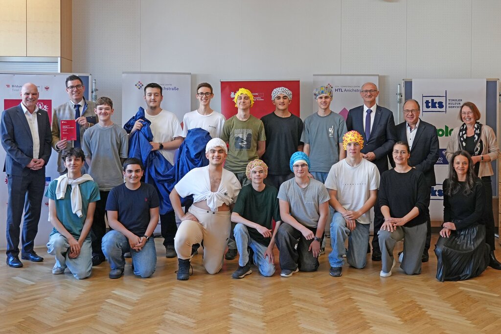 Land Tirol/Reiter - LLH Anton Mattle, Thomas Neuwirth, Generalsekretär Matthias Fink, Julia Schmitzberger, Hannelore Reichmann, Schulleiter Helmut Stecher, Clowndoktorin Sara Cristelli  sowie die Schüler der HTL Anichstraße  