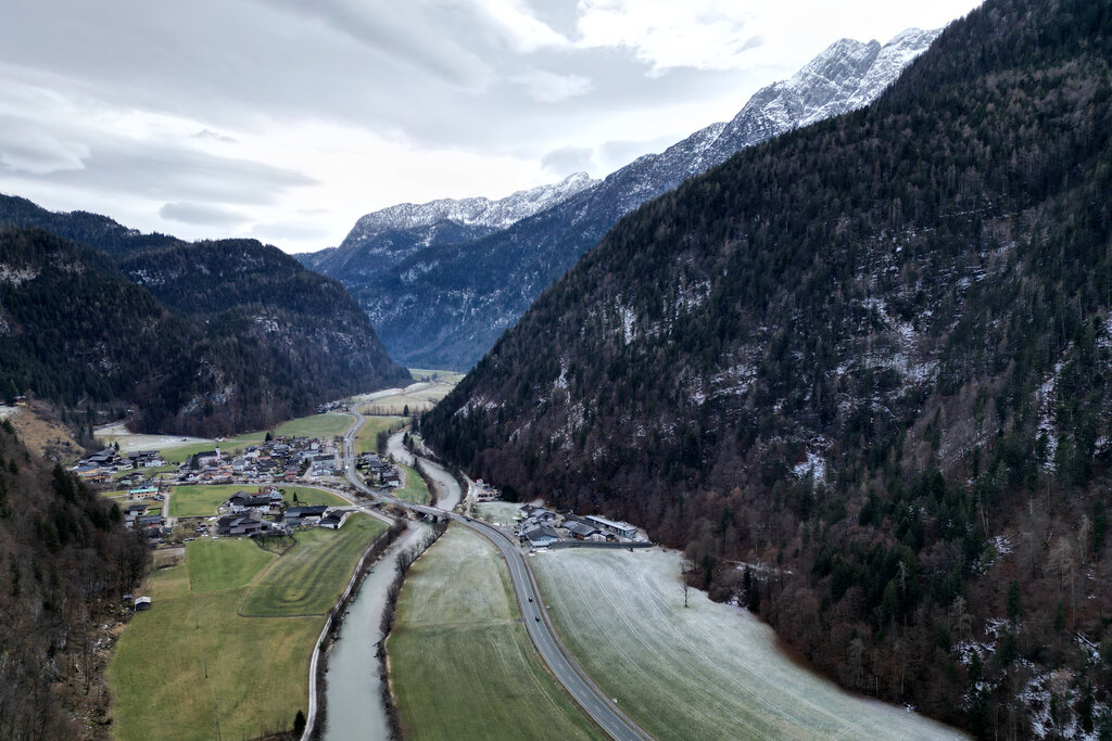 Land Salzburg/Melanie Hutter - Die B311 Pinzgauer Straße bei Weißbach und die steile Bergflanke rechts im Bereich des Lahnerhorns.