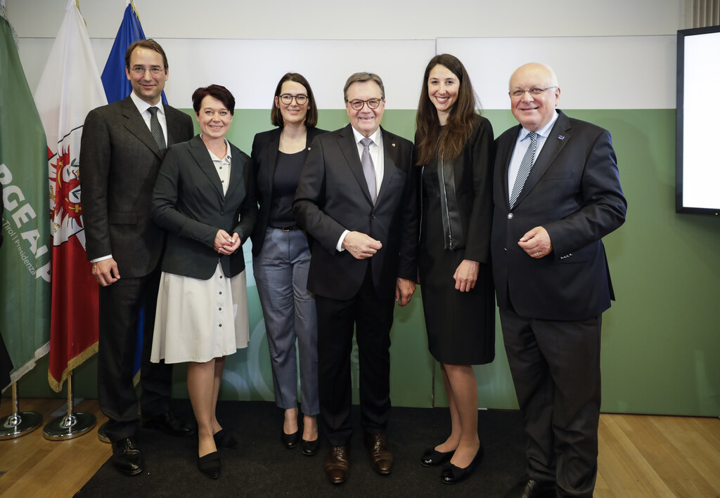 (da sx): Capo della Rappresentanza permanente dell'Austria presso l'Unione europea Nikolaus Marschik, Sonja Ledl-Rossmann, Deputata UE Barbara Thaler, Günther Platter, Vicepresidente della Dieta Tirolo Sophia Kircher, Franz Schausberger