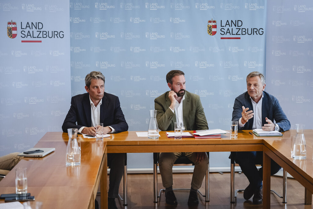 Land Salzburg/Neumayr/Schaad - Geschäftsführer Salzburger Verkehrsverbund Johannes Gfrerer, Landeshauptmann-Stellvertreter Stefan Schnöll, Hans Scharfetter (Aufsichtsrats-Vorsitzender der SalzburgerLand Tourismus Gesellschaft SLTG)