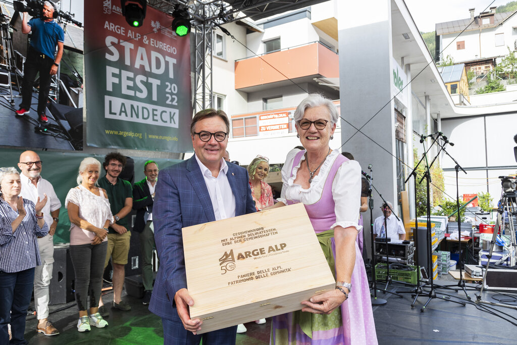 ARGE ALP Fest in Landeck: Im Zuge des Festaktes wurden auch die kulinarischen Körbe des ARGE ALP-Projekts „Kulinarisches Erbe“ präsentiert und übergeben.   