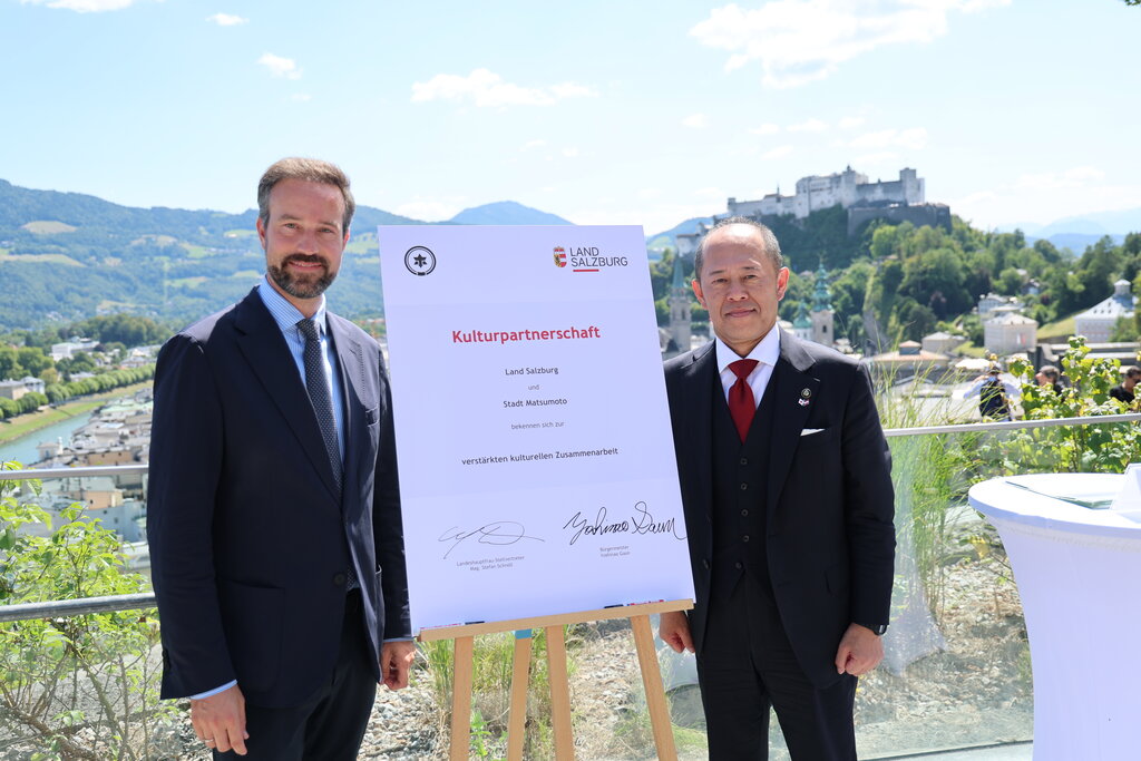 Land Salzburg / Franz Neumayr - Landeshauptfrau-Stellvertreter Stefan Schnöll mit Bürgermeister von Matsumoto, Yoshinao Gaun.