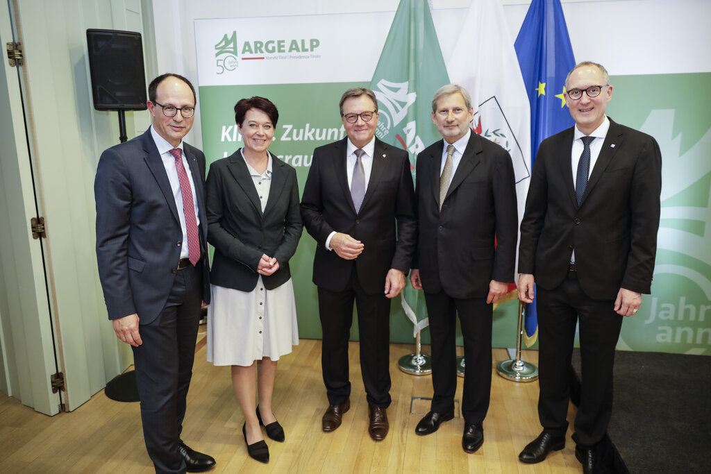 (v.li.): Mächler Marc (Regierungspräsident St. Gallen), Landtagspräsidentin Sonja Ledl-Rossmann, LH Günther Platter, EU-Kommissar Johannes Hahn und Christian Rathgeb (Regierungsrat Graubünden).