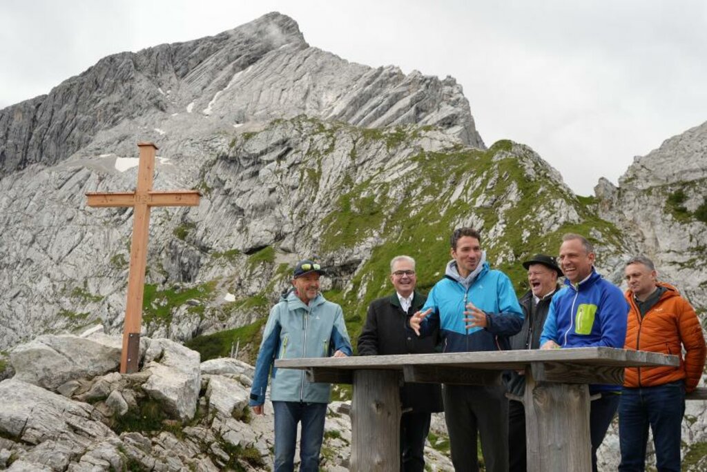 v.l.n.r.: Christian Neureuther, MDL Florian Streibl, Felix Neureuther und Umweltminister Thorsten Glauber, Anton Speer, Landrat Lks. Garmisch-Partenkirchen (h.l.), 1. Bürgermeister v. Grainau Stephan Märkl (h.r.)