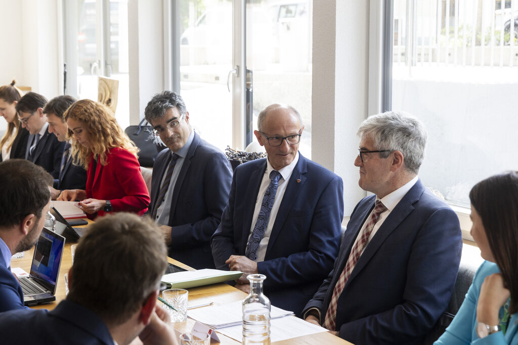 Gespräche bei der anschließenden Arbeitssitzung - @Land Tirol/ Die Fotografen