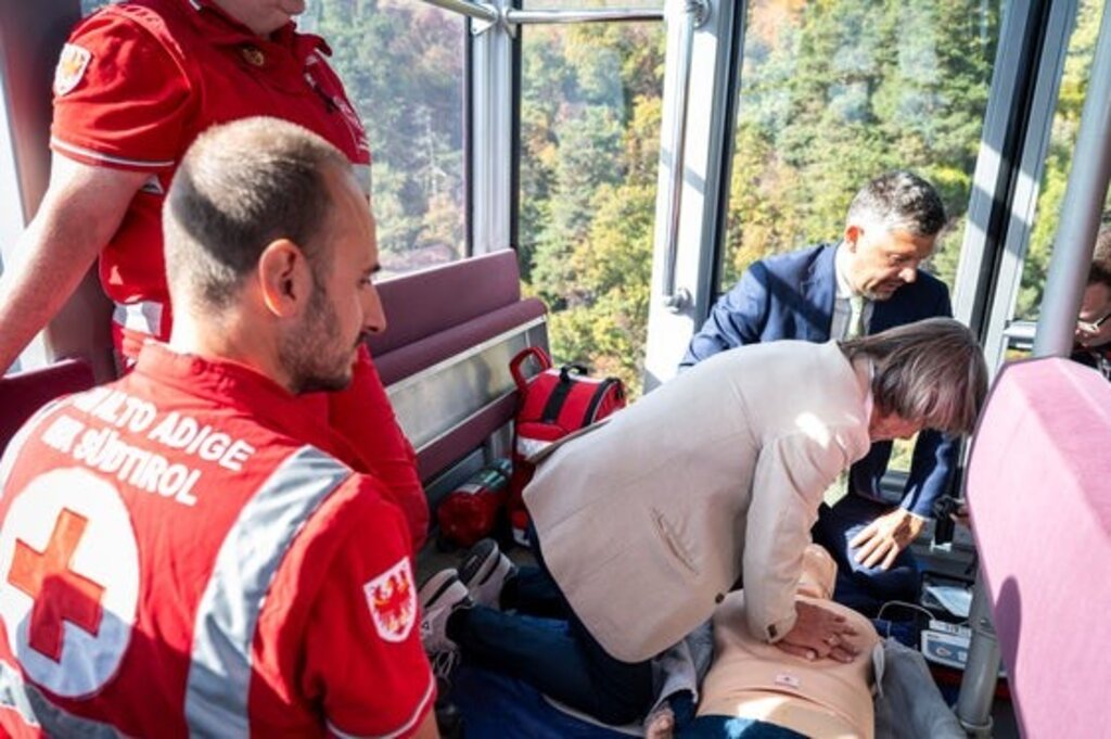 LPA/Fabio Brucculeri - Bei der praktischen Vorführung zur Wiederbelebung in der Rittner Seilbahn machten auch Gesundheitslandesrat Hubert Messner und Mobilitätslandesrat Daniel Alfreider mit.