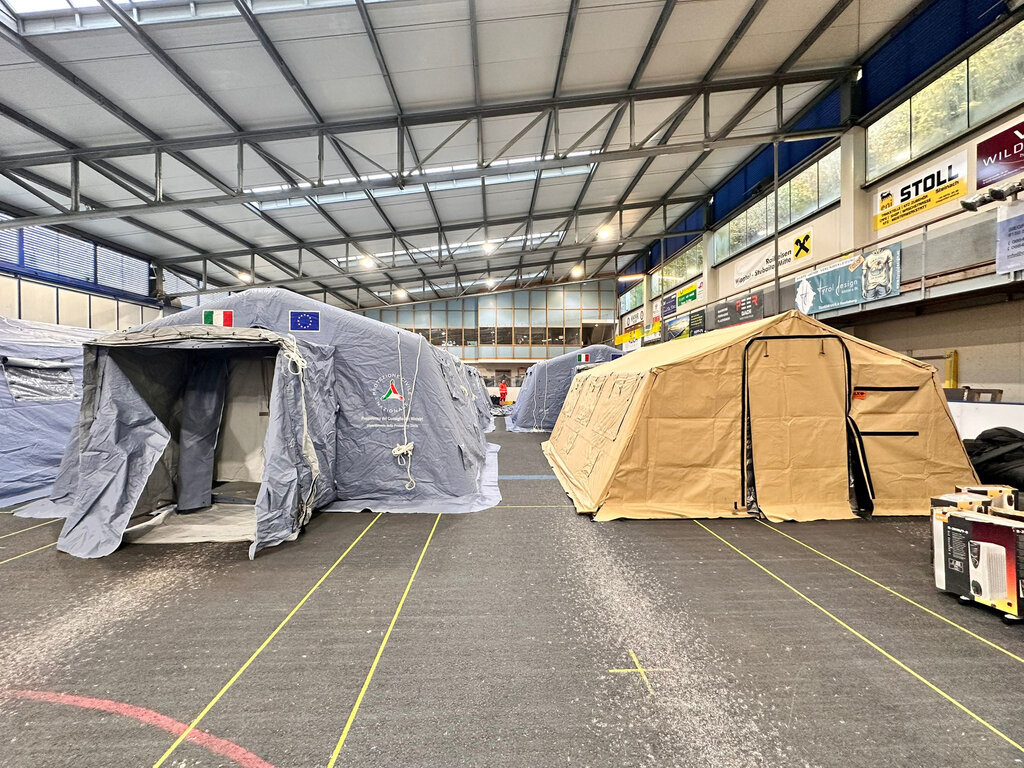 Landespresseamt Südtirol - In der Eishalle in Steinach wurde eine Versorgungsstelle eingerichtet.
