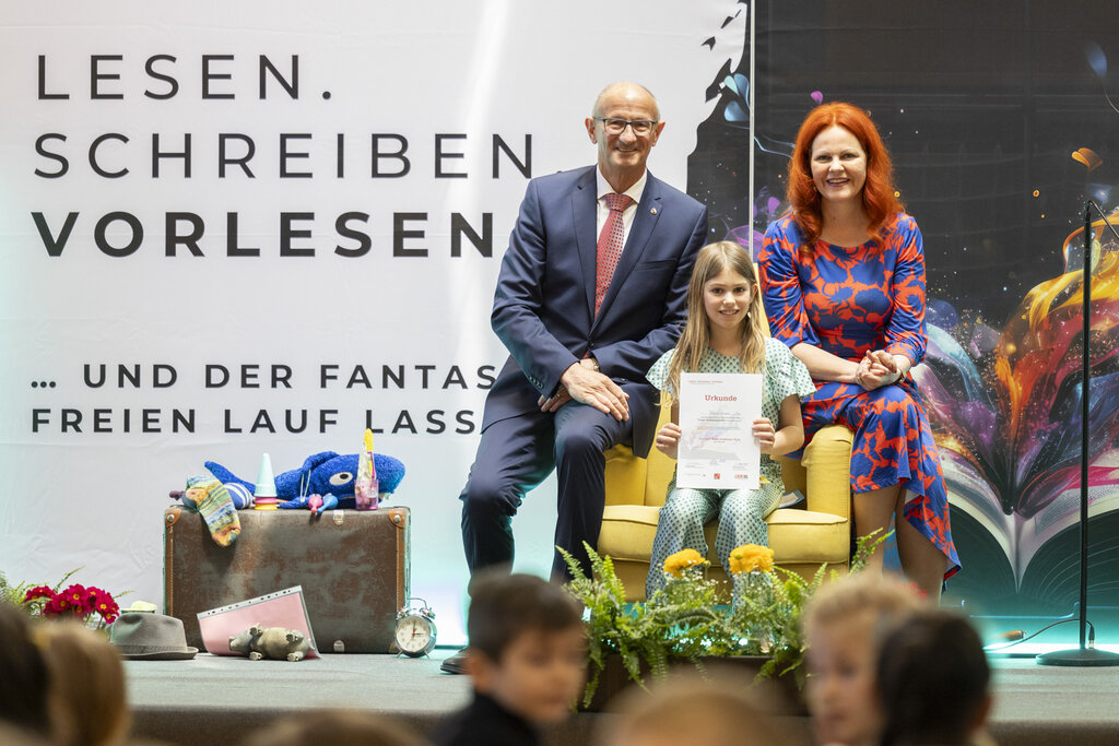 © Land Tirol/Die Fotografen - LH Anton Mattle und Bildungslandesrätin Cornelia Hagele gratulierten Theresa Haider