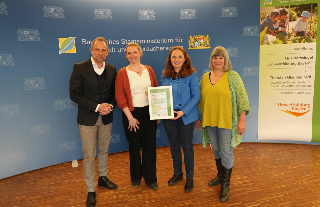 Bayerische Staatsministerium für Umwelt und Verbraucherschutz - Umweltminister Thorsten Glauber mit den Vertretern des Energiewende Oberland - Bürgerstiftung für erneurbare Energien und Energieeinsparung