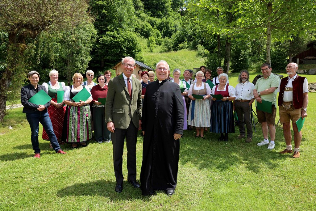 17.06.2023 im Bild: LH Wilfried Haslauer , Berthold Ransmayr (Pfarrer Wagrain) mit Kirchenchor Wagrain Salzburg, Pongau, Wagrain, Denkmal, Einweihung, Pflegerschlössl, Stille Nacht, Joseph Mohr, Lied, Kultur, Volkskultur, Brauchtum, Museum.