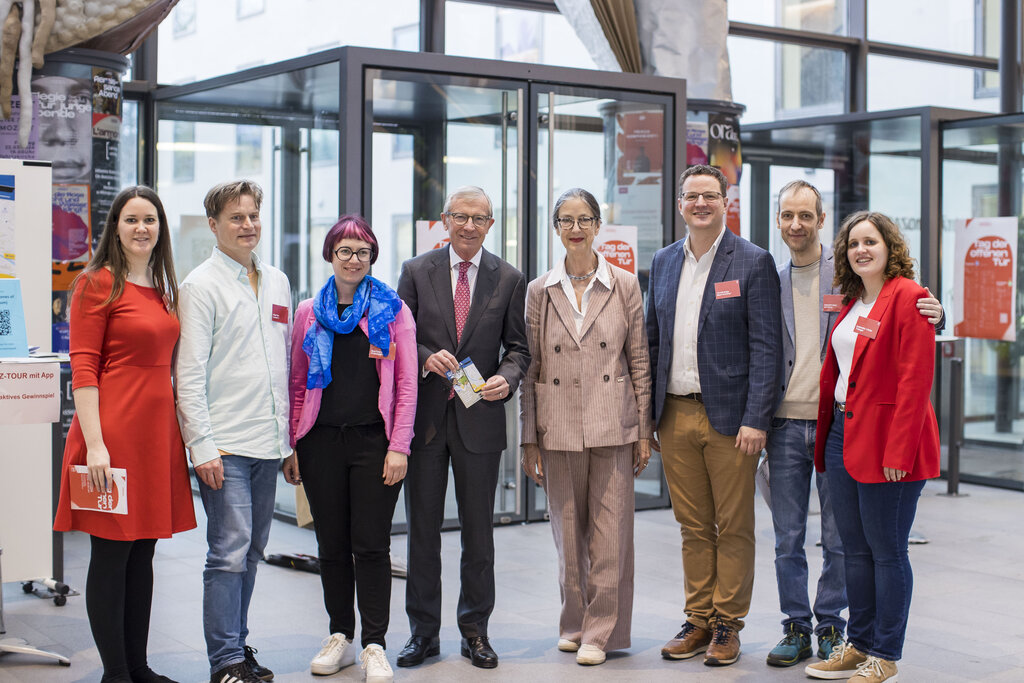 Land Salzburg/Neumayr/Leopold - Landeshauptmann Wilfried Haslauer und Rektorin Elisabeth Gutjahr mit Lehrern und Lehrerinnen Mozarteum Salzburg 