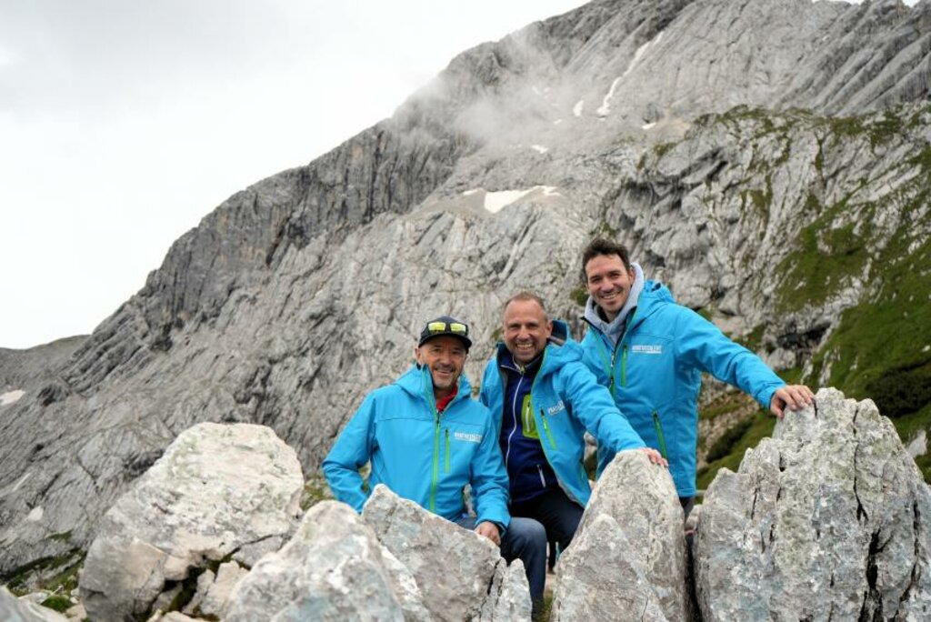 Umweltminister Thorsten Glauber (mitte), Christian Neureuther (links) und Felix Neureuther (rechts)