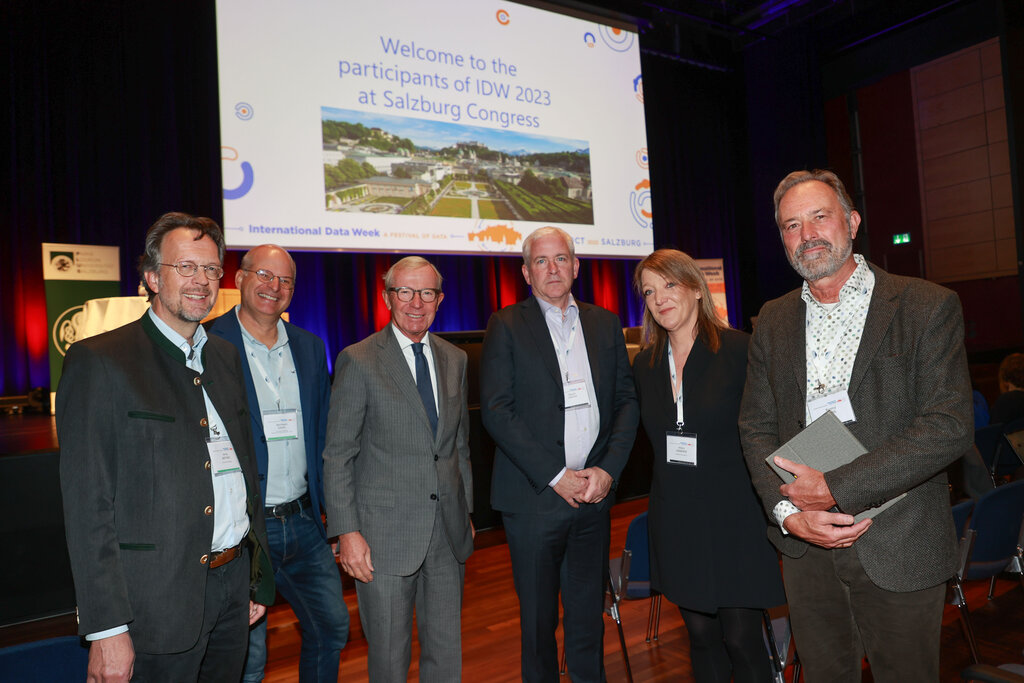 Land Salzburg / Franz Neumayr - v.l. Arne Bathke und Bernhard Zagel (beide Universität Salzburg), Landeshauptmann Wilfried Haslauer und die Podiumsteilnehmer David Castle, Hilary Hanahoe und Barend Mons