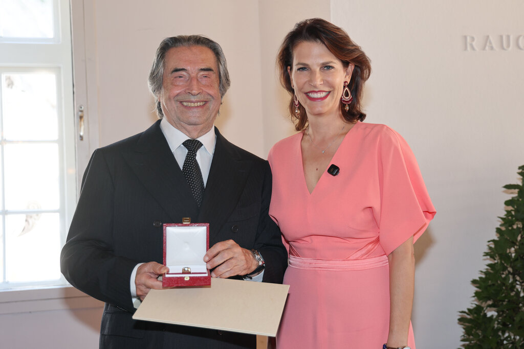 Land Salzburg / Franz Neumayr - Im Bild bei der Überreichung: Riccardo Muti und Landeshauptfrau Karoline Edtstadler.
