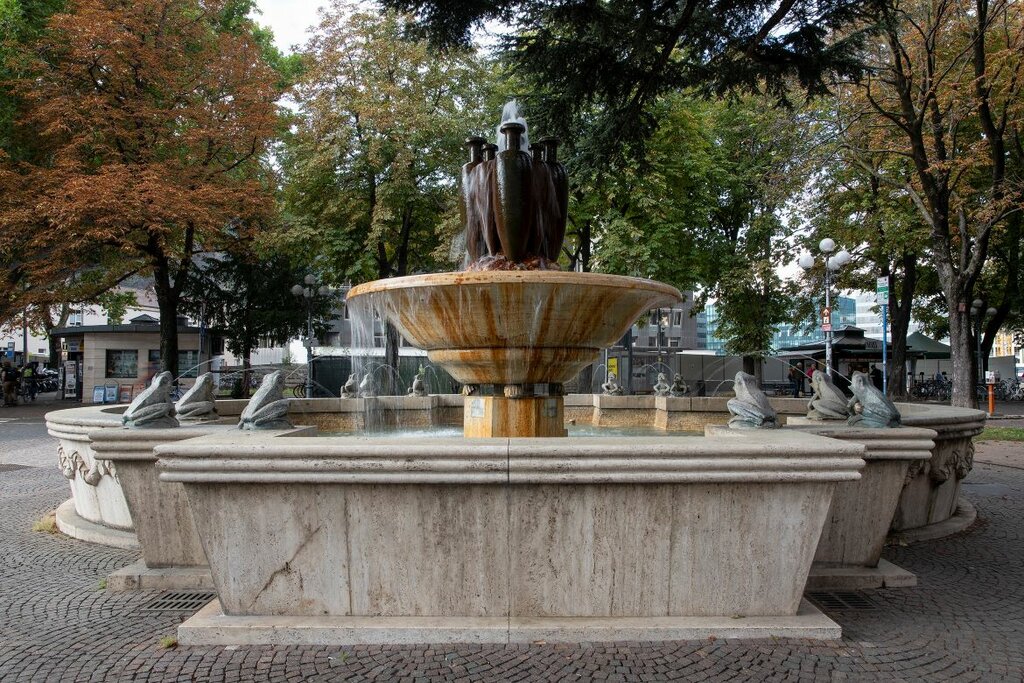 Der kürzlich unter Denkmalschutz gestellte Froschbrunnen in Bozen