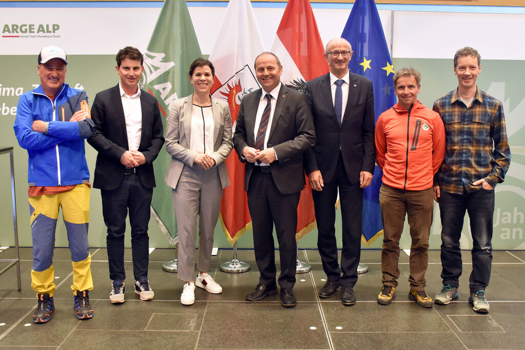 Rudi Mair Leiter Lawinenwarndienst Tirol,Clemens Matt Generalsekretär Öster. Alpenverein,Cornelia Heis Abt. Außenbeziehungen,LH-stv. Josef Geisler,LR Anton Mattle,Markus Isser Österreichische Bergrettung,Christoph Mitterer Projektleiter snow.kids