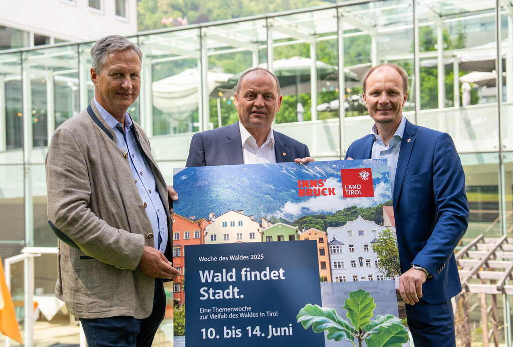 © Land Tirol - Forstreferent LHStv Josef Geisler (Mitte), Innsbrucks Bgm Johannes Anzengruber (r.) und LFD Josef Fuchs (l.).