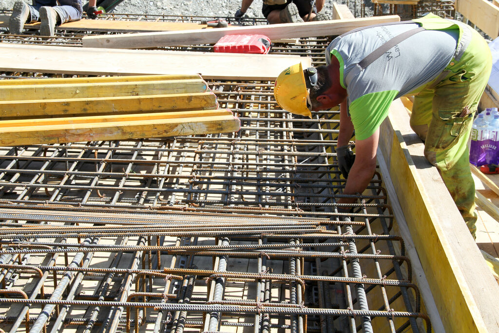 Symbolbid, Sujet, Baustelle, Bau, Bauarbeiter, Beschäftigung, Arbeitslosigkeit, Arbeitsmarkt, Wirtschaft, Bauwirtschaft, im Bid die neue Litzeldorfbrücke in Uttendorf nach dem Hochwasser am 1. Juli 2019 erneuert