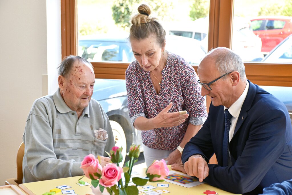 © Land Tirol/Dorfmann - LH Anton Mattle beim Besuch eines Pflegeheims in Aldrans.
