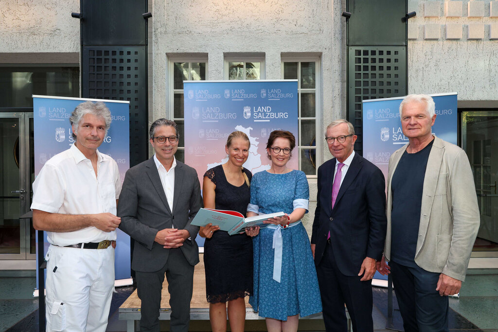 Land Salzburg/Neumayr/Hölzl - Gernot Schuh (Salzwelten), Nikolaus Brandstätter (Verleger), Christina Bauer (Bäuerin und Backbuckautorin), Micky Kaltenstein (Autorin), Landeshauptmann Wilfried Haslauer und Alois Macheiner (220 Grad)