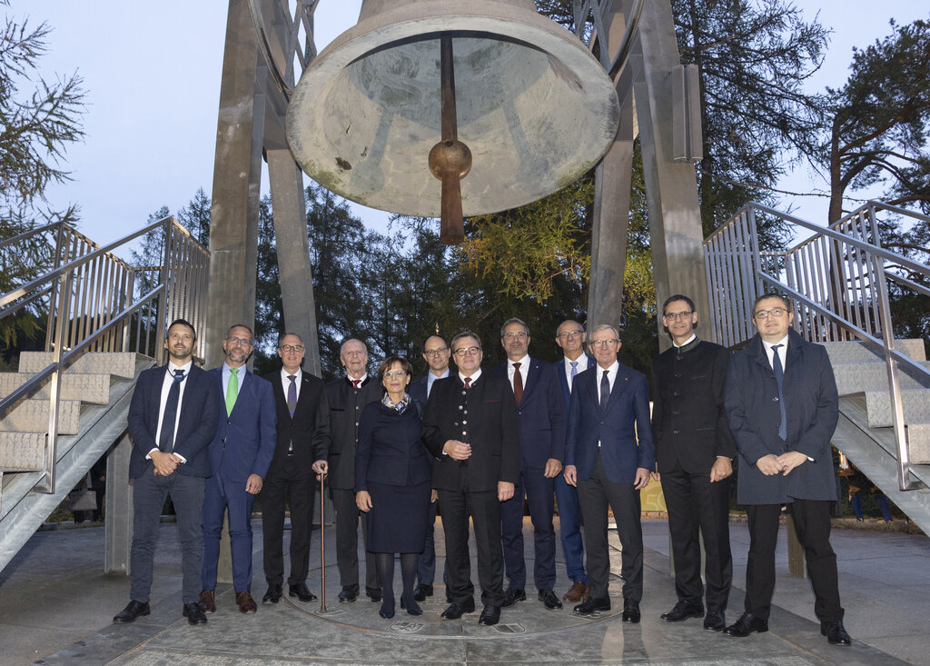 Cermimonia nel luogo di fondazione della Comunità di Lavoro delle regioni alpine a Mösern