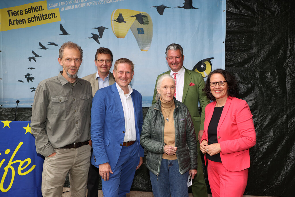 Tierforscherin Jane Goodall bei Waldrapprojekt in Kuchl/Salzburg v.l. Johannes Fritz(Waldrapp-Projekt),Prince Emanuel Liechtenstein(Förderverein),BM Thomas Freylinger,Jane Goodall,Stephan Hering-Hagenbeck(TiergartenSchönbrunn)u.LR Daniela Gutschi