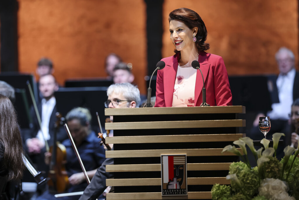 Land Salzburg / Franz Neumayr - Landeshauptfrau Karoline Edtstadler bei ihrer Rede.
