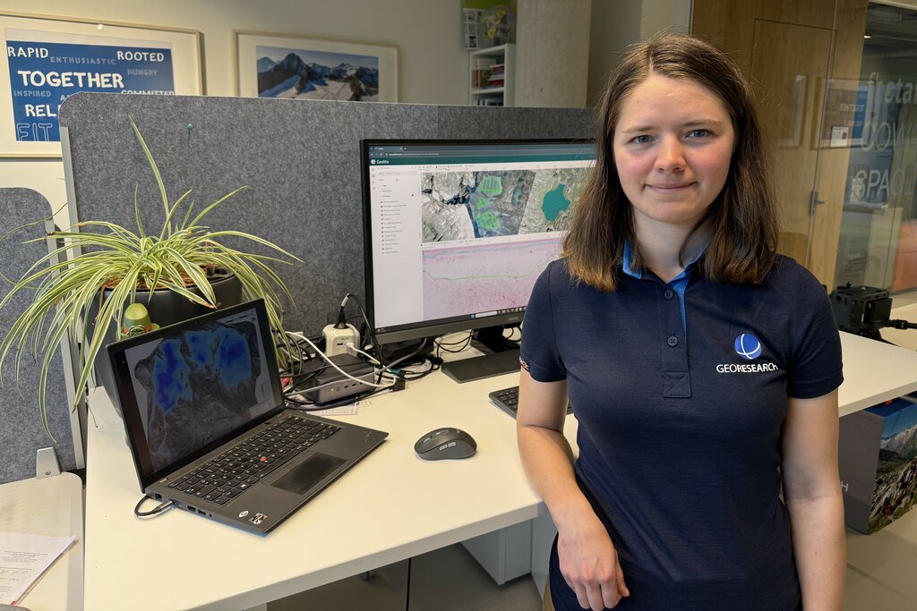 Land Salzburg/Bernhard Kern - Anna Siebenbrunner, Forscherin der GEORESEARCH Forschungsgesellschaft mbH an ihrem Arbeitsplatz bei der Durchsicht der Daten
