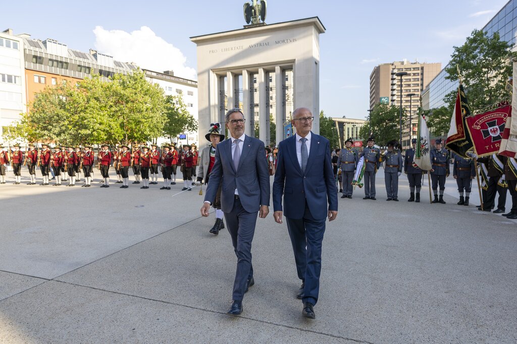 Land Tirol/Sedlak - Abschreiten der Front beim Landesüblichen Empfang vor dem Landhaus.