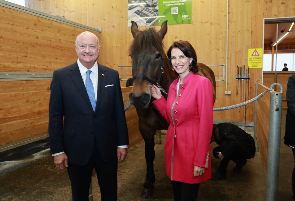 Land Salzburg/Franz Neumayr - Landeshauptfrau Karoline Edtstadler und Bundeskanzler Christian Stocker.