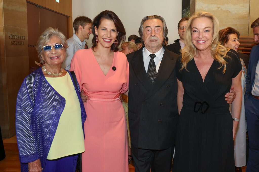 Land Salzburg / Franz Neumayr - v.l. Christina Muti, Landeshauptfrau Karoline Edtstadler, Dirigent Riccardo Muti und Festspielpräsidentin Kristina Hammer. 