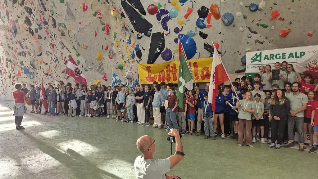 Tiroler Kletterverband - Die TeilnehmerInnen bei den Sportkletter-Wettkämpfen der ARGE ALP im Kletterzentrum Innsbruck