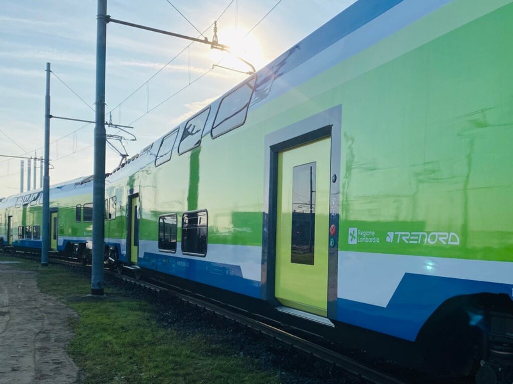 USP/Dipartimento Infrastrutture e Mobilità-È trascorso un anno dal lancio del servizio RegioExpress, che dal 15 dicembre 2024 collega quotidianamente la stazione di Milano Porta Garibaldi e Bolzano con il treno “Caravaggio” di Trenord